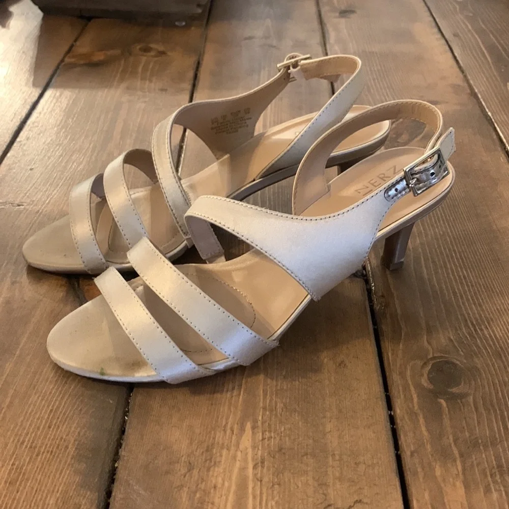 Naturalizer champagne color heels. - Picture 2 of 6